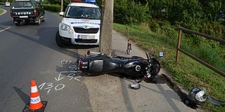 Súlyos sérülést szenvedett a villanyoszlopnak csúszó motoros Súlyos sérülést szenvedett a villanyoszlopnak csúszó motoros