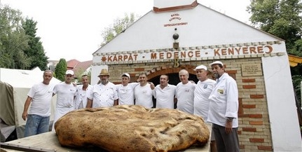Kétszáz kilós kenyeret dagasztott Szolnokon öt pékmester