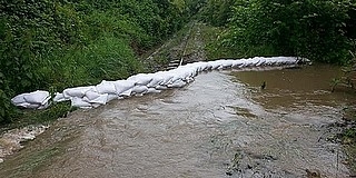 Homokzsákok, árvízvédelem Pécsett Homokzsákok, árvízvédelem Pécsett