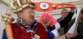 Boldog kolbásztöltőket láttunk