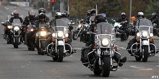 Ráfaraghat a gój motoros-poénkodásra Szanyi kapitány Ráfaraghat a gój motoros-poénkodásra Szanyi kapitány