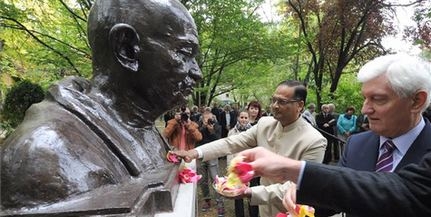 Felavatták Gandhi szobrát a pécsi botanikus kertben