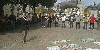 Ötven ember vett részt az ÖPE főtéri tüntetésén Ötven ember vett részt az ÖPE főtéri tüntetésén