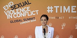 Angelina Jolie-t kitüntette II. Erzsébet királynő Angelina Jolie-t kitüntette II. Erzsébet királynő