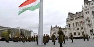 Felvonták a nemzeti lobogót a Parlament előtt