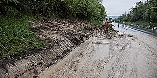 Mobil jelzőlámpa irányítja a forgalmat a 6-os főúton Mobil jelzőlámpa irányítja a forgalmat a 6-os főúton