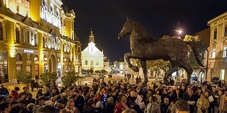 Délig már ezren jelezték, hogy tüntetni mennek este a Széchenyi térre