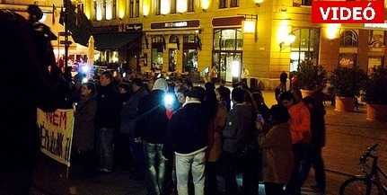 Ötvenen maradtak a Széchenyi téri tüntetők, de még folytatni akarják