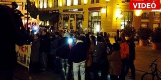Ötvenen maradtak a Széchenyi téri tüntetők, de még folytatni akarják Ötvenen maradtak a Széchenyi téri tüntetők, de még folytatni akarják