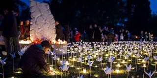 Papírdarvakat tettek a pécsi temetőbe az elhunyt gyermekek emlékére Papírdarvakat tettek a pécsi temetőbe az elhunyt gyermekek emlékére