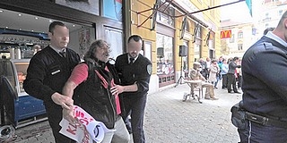 Egy tüntető liszttel öntötte le Weöres Sándor Király utcában felavatott szobrát - KÉPGALÉRIA Egy tüntető liszttel öntötte le Weöres Sándor Király utcában felavatott szobrát - KÉPGALÉRIA