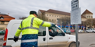 Karácsonyig sárgaruhás segítők fogadják az autósokat a belvárosi nagyparkolóban Karácsonyig sárgaruhás segítők fogadják az autósokat a belvárosi nagyparkolóban