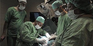 Sebészfogót találtak egy férfiban 13 évvel az operációja után Sebészfogót találtak egy férfiban 13 évvel az operációja után