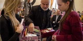 Pécsett osztották ki elsőként az ajándék cipősdobozokat Pécsett osztották ki elsőként az ajándék cipősdobozokat