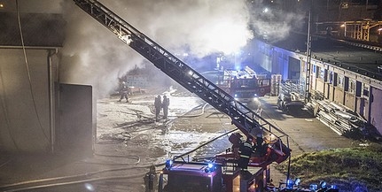 Teljes terjedelmében lángolt egy raktárépület a Diófa utcában