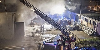 Teljes terjedelmében lángolt egy raktárépület a Diófa utcában Teljes terjedelmében lángolt egy raktárépület a Diófa utcában