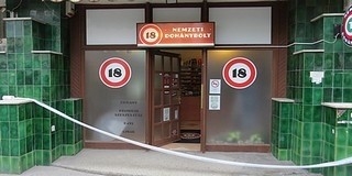 Kukával törte be egy dohánybolt ajtaját Pécs belvárosában Kukával törte be egy dohánybolt ajtaját Pécs belvárosában