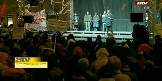 Öt-, hatezer ember tüntet a kormány ellen az Operánál Öt-, hatezer ember tüntet a kormány ellen az Operánál