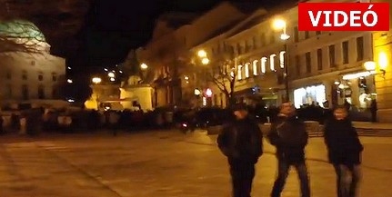 Százötvenen tüntettek a kormány ellen a téren - VIDEÓ Százötvenen tüntettek a kormány ellen a téren - VIDEÓ