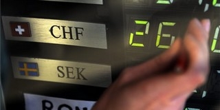 Beszakadt a forint, jelentősen erősödött a svájci frank