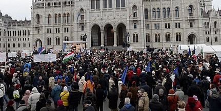 Néhány ezren tüntettek megint a Kossuth téren Budapesten