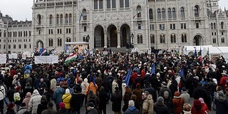 Néhány ezren tüntettek megint a Kossuth téren Budapesten Néhány ezren tüntettek megint a Kossuth téren Budapesten