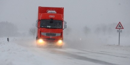 Fokozódik a hóhelyzet: korlátozták a 7,5 tonna feletti járművek közlekedését a 6-oson Fokozódik a hóhelyzet: korlátozták a 7,5 tonna feletti járművek közlekedését a 6-oson