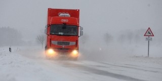Fokozódik a hóhelyzet: korlátozták a 7,5 tonna feletti járművek közlekedését a 6-oson Fokozódik a hóhelyzet: korlátozták a 7,5 tonna feletti járművek közlekedését a 6-oson
