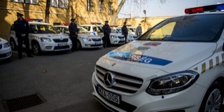 Kisbuszokat és személyautókat kaptak a baranyai rendőrök Kisbuszokat és személyautókat kaptak a baranyai rendőrök