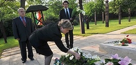 Szili megkoszorúzta Nagy Imre sírját