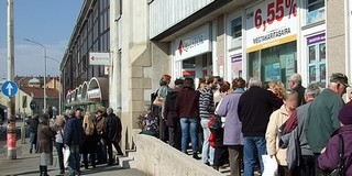 Pánik Pécsett is a Quaestor miatt: sorbanállás a Rákóczi úton, felügyeleti biztost rendeltek ki, nyomozás jöhet Pánik Pécsett is a Quaestor miatt: sorbanállás a Rákóczi úton, felügyeleti biztost rendeltek ki, nyomozás jöhet