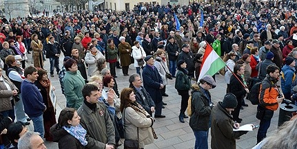 Mintegy ötszázan akarták leváltani Orbán Viktort a pécsi Széchenyi téren