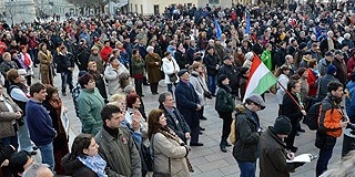 Mintegy ötszázan akarták leváltani Orbán Viktort a pécsi Széchenyi téren Mintegy ötszázan akarták leváltani Orbán Viktort a pécsi Széchenyi téren