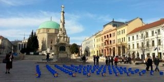 Vödrök tucatjaiba gyűjtik a vizet a Széchenyi téren Vödrök tucatjaiba gyűjtik a vizet a Széchenyi téren