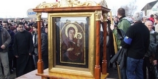 Megérkezett Pécsre a máriapócsi Könnyező Szűzanya Kegykép