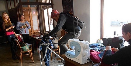 Biciklivel hajtott varrógépeken készítettek takarókat a pécsi szegényeknek