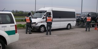 Kidobták az autóból a marihuánát a csempészek Kidobták az autóból a marihuánát a csempészek