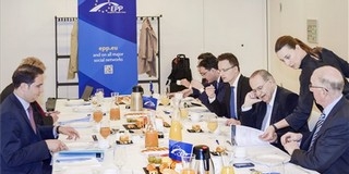 Hadihajókat küldenek a menekültáradat megfékezésére Hadihajókat küldenek a menekültáradat megfékezésére