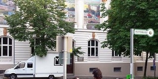 Mikuláscsomagot kapott a Csontváry-képeket Pécsről Budapestre költöztető kisteherautó Mikuláscsomagot kapott a Csontváry-képeket Pécsről Budapestre költöztető kisteherautó
