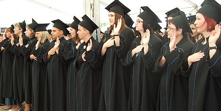 Csaknem kétszázan vehették át diplomájukat pénteken a Széchenyi téren