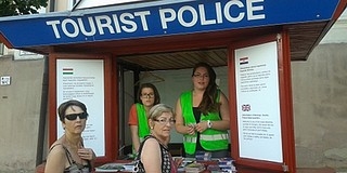 Diákok igazítják útba a turistákat és a külföldieket a Széchenyi téren a nyár végéig Diákok igazítják útba a turistákat és a külföldieket a Széchenyi téren a nyár végéig