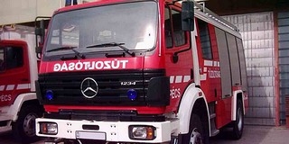 Lángoló bálákhoz vonultak a tűzoltók Kökényben Lángoló bálákhoz vonultak a tűzoltók Kökényben