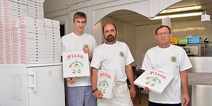A hírhedt Piroska Presszó helyén ma már józan egykori szenvedélybetegek sütik a pizzát A hírhedt Piroska Presszó helyén ma már józan egykori szenvedélybetegek sütik a pizzát