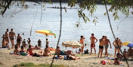 Egyre nagyobb a homokpad és több a strandoló a Dunán Egyre nagyobb a homokpad és több a strandoló a Dunán