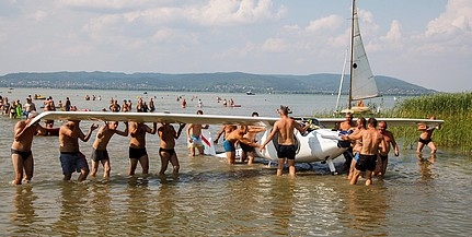 Vitorlázó repülő zuhant a Balatonba Vitorlázó repülő zuhant a Balatonba