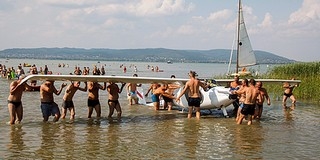Vitorlázó repülő zuhant a Balatonba