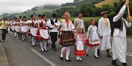 Állva tapsolt a francia közönség a mohácsi Zora táncosainak Állva tapsolt a francia közönség a mohácsi Zora táncosainak