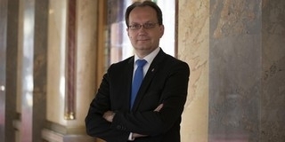 Időkapszulát ásnak el Romonyán Hoppál Péter segítségével Időkapszulát ásnak el Romonyán Hoppál Péter segítségével
