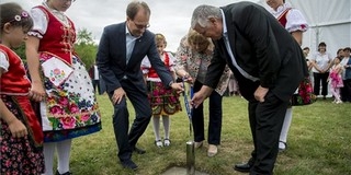 Elhelyezték a gyermekhospice ház alapkövét Romonyán Elhelyezték a gyermekhospice ház alapkövét Romonyán