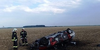 Felborult, majd kigyulladt egy autó Szentdénesnél